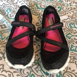 Sketchers black shoes